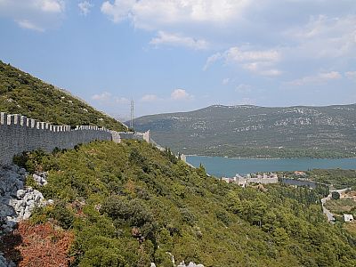 Von einem Wehrturm können wir die Mauer nach Norden betrachten