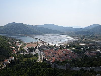 Im Süden geht es entspannt bergab nach Ston