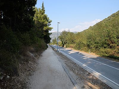 Über den Fußweg neben der Straße 414 spazieren wir zurück nach Mali Ston