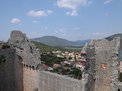 Der Ausblick an den verfallenen Wehranlagen vorbei nach Norden