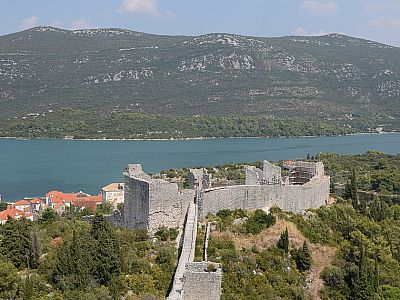 Ausblick auf die Ruine Koruna und Mali Ston