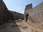 Einblick in die Ruine Koruna
