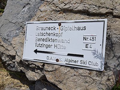 Auf dem Weg 451 steigen wir zum Gipfel des Braunecks auf