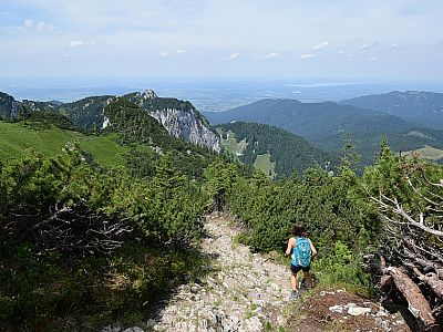 Im Westen steigen wir steil ab
