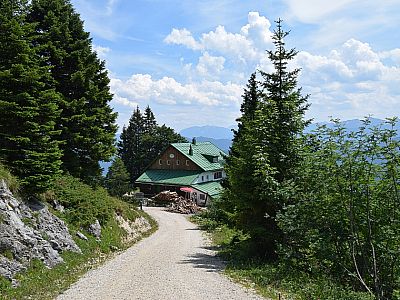 Über eine Kiesstraße marschieren wir weiter...