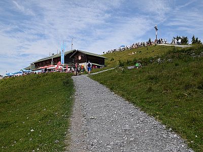 Auf einem breiten Kiesweg erreichen wir das Brauneck-Gipfelhaus und den Gipfel