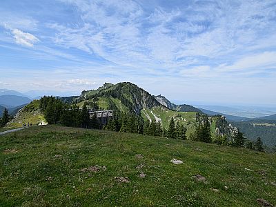 Der Ausblick über die Funkübertragungsstelle hinweg Richtung Latschenkopf