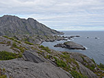 Blick zur Bucht Lyrvika, die von einer schroffen Bergkette überragt wird