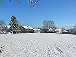 Schneebedeckte Dächer in Kleinhöhenrain