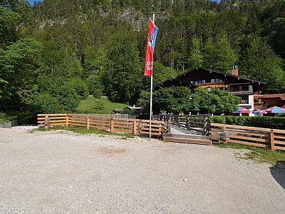 Eine Brücke bringt uns auf die andere Uferseite