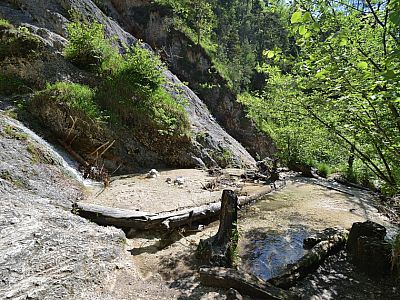 Am Fuß des Wasserfalls kann man planschen