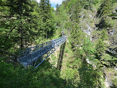 Die höchste Brücke über den Bach erreicht man am Ende der Klamm