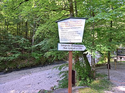 Ein paar Meter hinter dem Gasthaus beginnt die Almbachklamm