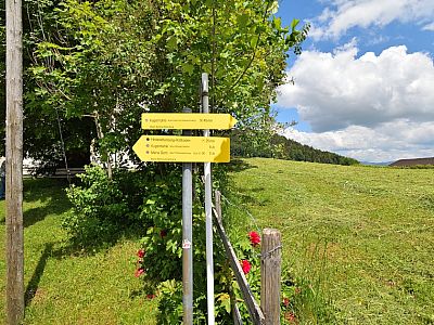 Hinter dem Gotteshaus setzen wir unseren Weg fort