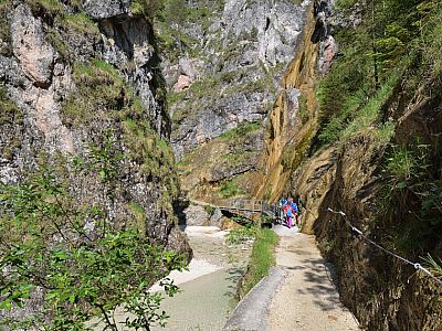 Die Almbachklamm beeindruckt schon auf den ersten Metern