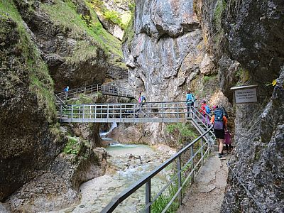 Auf Stahlbrücken wechseln wir häufig die Uferseite