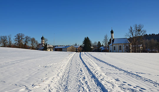 Wanderung von Aying zur Barockkirche St. Emmeram in Kleinhelfendorf mit Rückweg über Kaltenbrunn