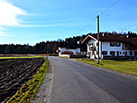 In Neugöggenhofen biegen wir links ab und folgen der Straße...