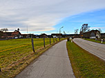 Wir folgen dem Fußweg entlang der Peißer Straße nach Peiß