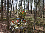 Marienstatue am Waldrand