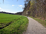 ... setzen im Norden unsere Runde auf einem Fußweg fort