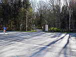 Hinter der B301 führt und die Runde auf einen Kreuzweg, dem wir kurz folgen ...