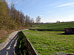 Entlang an saftig grünen Wiesen spazieren wir zum Weihenstephaner Ring ...