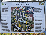 Wir biegen rechts in die "Steinbreite" ein und können viel über Gehölz erfahren