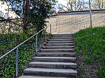 Über eine Treppe erreichen wir den Weihenstephaner Fußweg