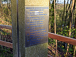 Ein Gedenkstein informiert über die Stadtgeschichte