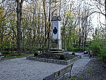 ... vorbei an einem Denkmal ..