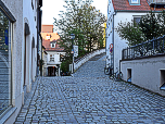 ... und weiter dem Straßenverlauf auf den Domberg folgen.