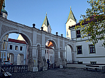 Der Rückweg erfolgt über den Innenhof und