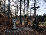 Kreuz und Gedenkstein zwischen Grafrath und Schöngeising