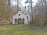 Blick zurück zum Brunnenhaus und zur Ulrichskapelle