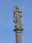 Marienfigur vor dem Kirchengebäude
