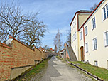 Durch die Klosteranlage wandern wir hinauf...