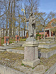 Figur des Sankt Benedikt vor der Klosterkirche