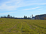 Blick zur Kirche St. Emmeram und zur Marterkapelle von Kleinhelfendorf