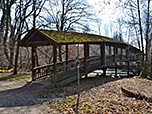Schließlich überqueren wir über diese Brücke...