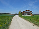 ...wandern an einem Schuppen vorbei...