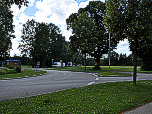 Am Kreisverkehr halten wir uns geradeaus, ...