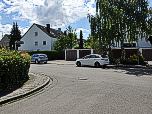 Wir biegen links in die Frühlingstraße ab und folgen ihr durch eine Rechtskurve.