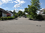 Die Taxetstraße überqueren weiter auf der Rebhuhnstraße