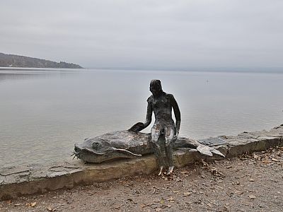 Die kleine Seejungfrau auf ihrem Waller ist ein Werk von Hilde Grotewahl