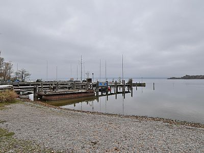 Die Segelboote am Steg sind bereits gut verpackt
