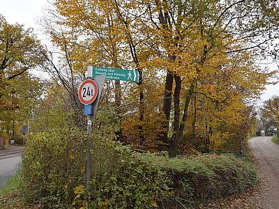 Nach der Promenade überqueren wir die Rieder Straße und biegen rechts in den Oberen Stocketweg ein