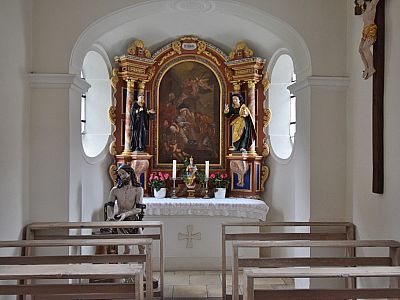 überrascht mit einem eindrucksvollen Altar.