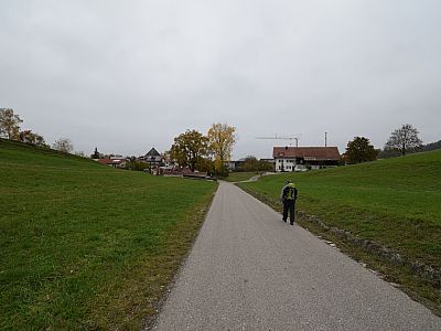 Nach den ersten Häusern biegen wir rechts in die Wörthseestraße ab, biegen aber gleich wieder links in die  Jaudesbergstraße ab