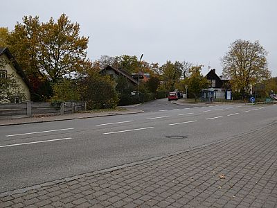 Wir überqueren die Münchner Straße und wandern weiter auf dem Bucher Weg nach Norden
